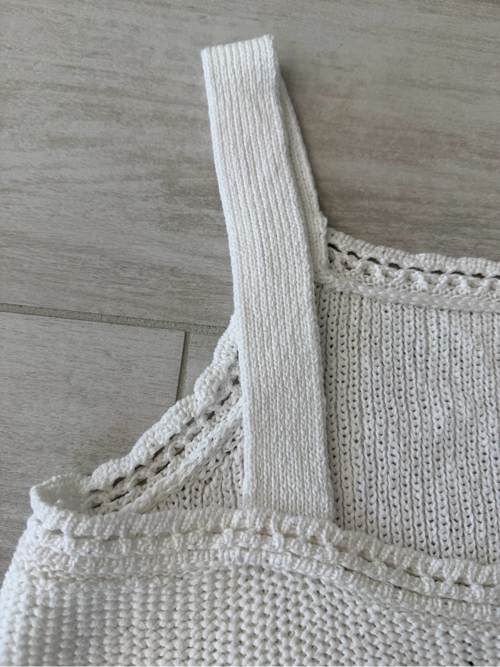 Banana Republic White Cropped Cotton Sweater Tank Size M-L with handmade brooch - Picture 6 of 7